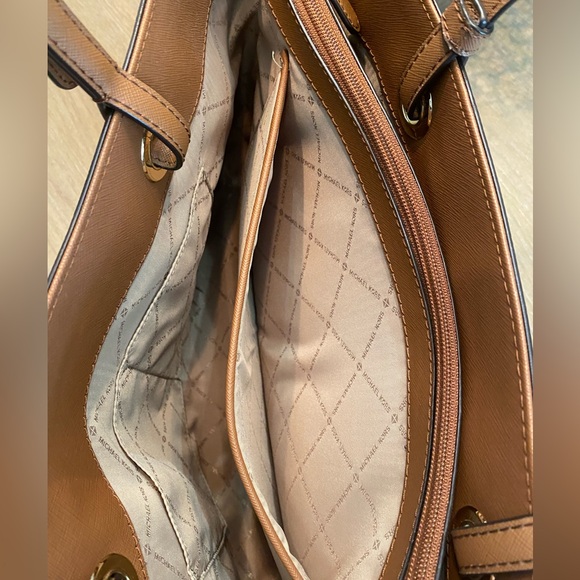 MICHAEL KORS “WALSH” LEATHER VANILLA TOTE W/MK GOLD CHARM - Picture 5 of 7